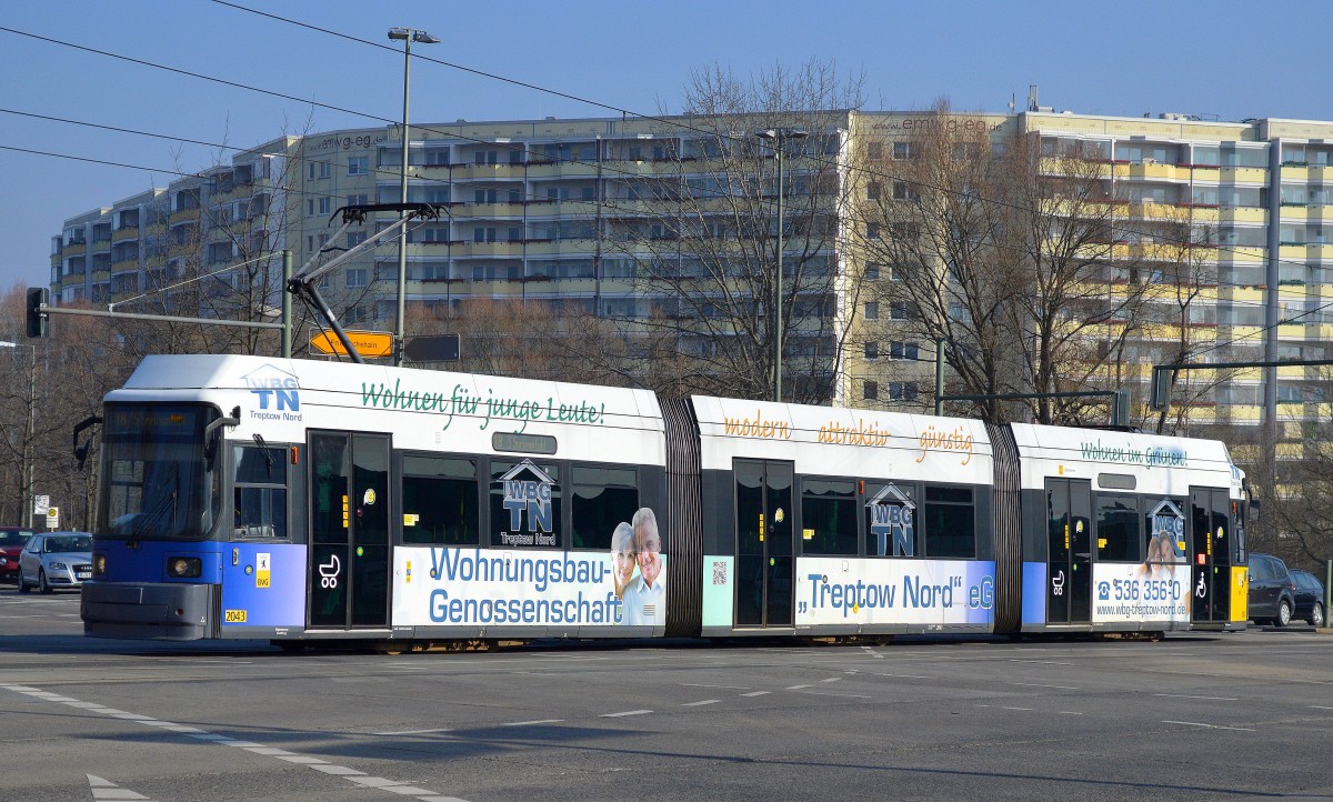 Berliner Tram (BVG Nr. 2043) Typ GT6N von Bombarider 2002 gebaut mit Werbung von der Wohnungsbaugenossenschaft Treptow-Nord eG auf der Linie 18 Richtung S-Bhf. Springpfuhl am 09.03.16 Berlin-Marzahn.
