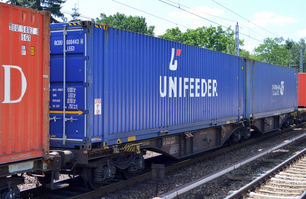 Blauer UNIFEEDER Container vom europaweit agierenden dnischen Containerzubringerunternehmen Unifeeder A/S am 30.06.15 Berlin-Hirschgarten