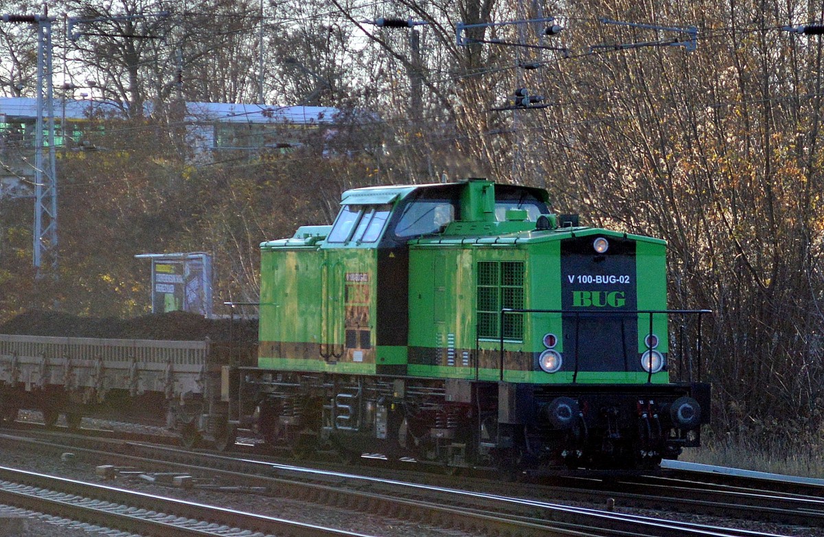 BUG V 100-BUG-02 (202 501-3) bringt eine Güterzug mit altem Gleisschotter vom Bhf. Berlin-Lichtenberg zum Industrieübergabegebiet Berlin Nordost, 10.12.15 Berlin-Springpfuhl.
