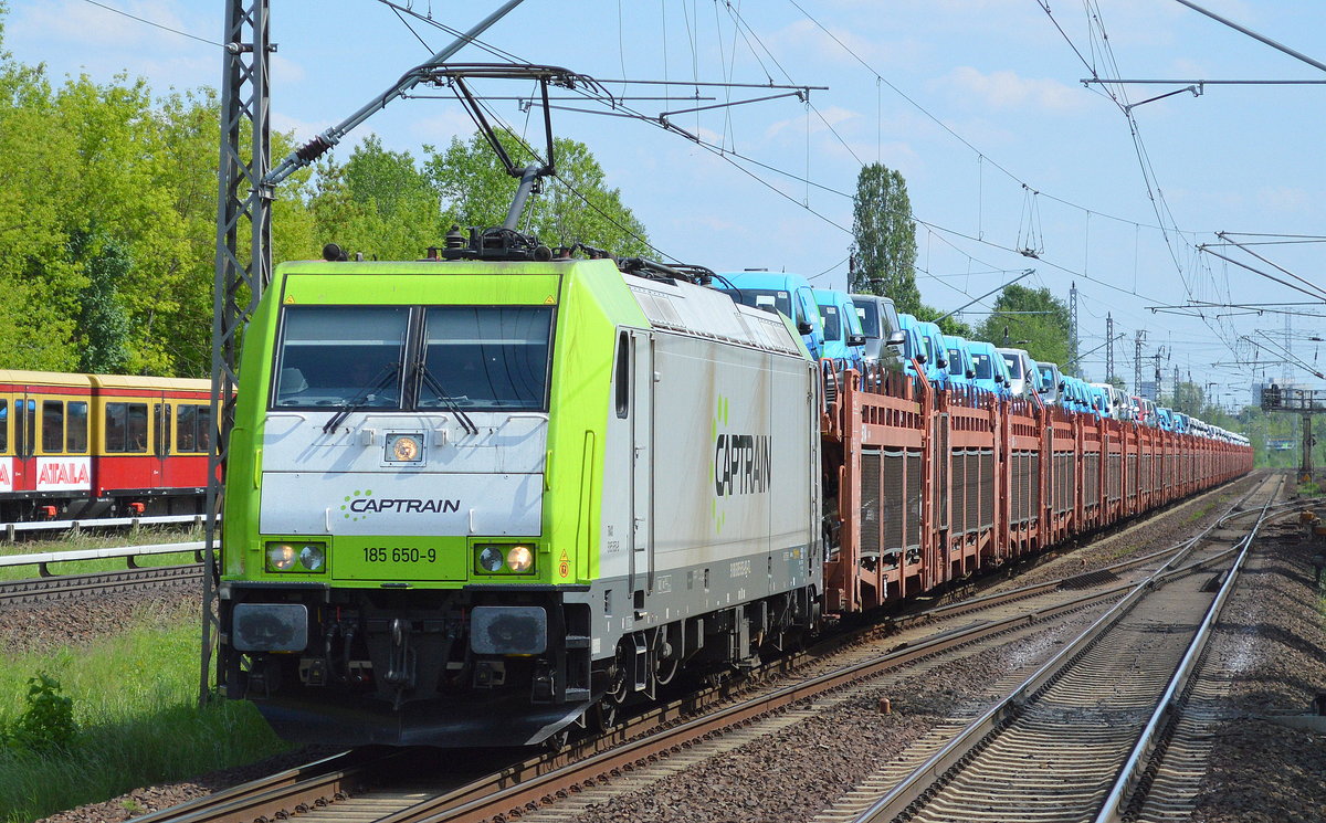 Captrain/ITL 185 650-9 mit PKW-Transportzug mit fabrikneien VW CADDY aus polnischer Produktion am 23.05.17 Berlin-Hohenschönhausen.