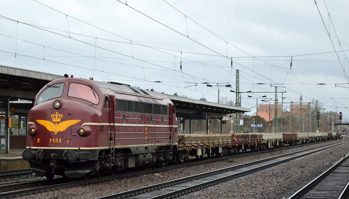 CLR 1151/227 009-8 mit einem Güterzug leerer Drehgestell-Flachwagen am 22.02.17 Durchfahrt Bf. Flughafen Berlin-Schönefeld.