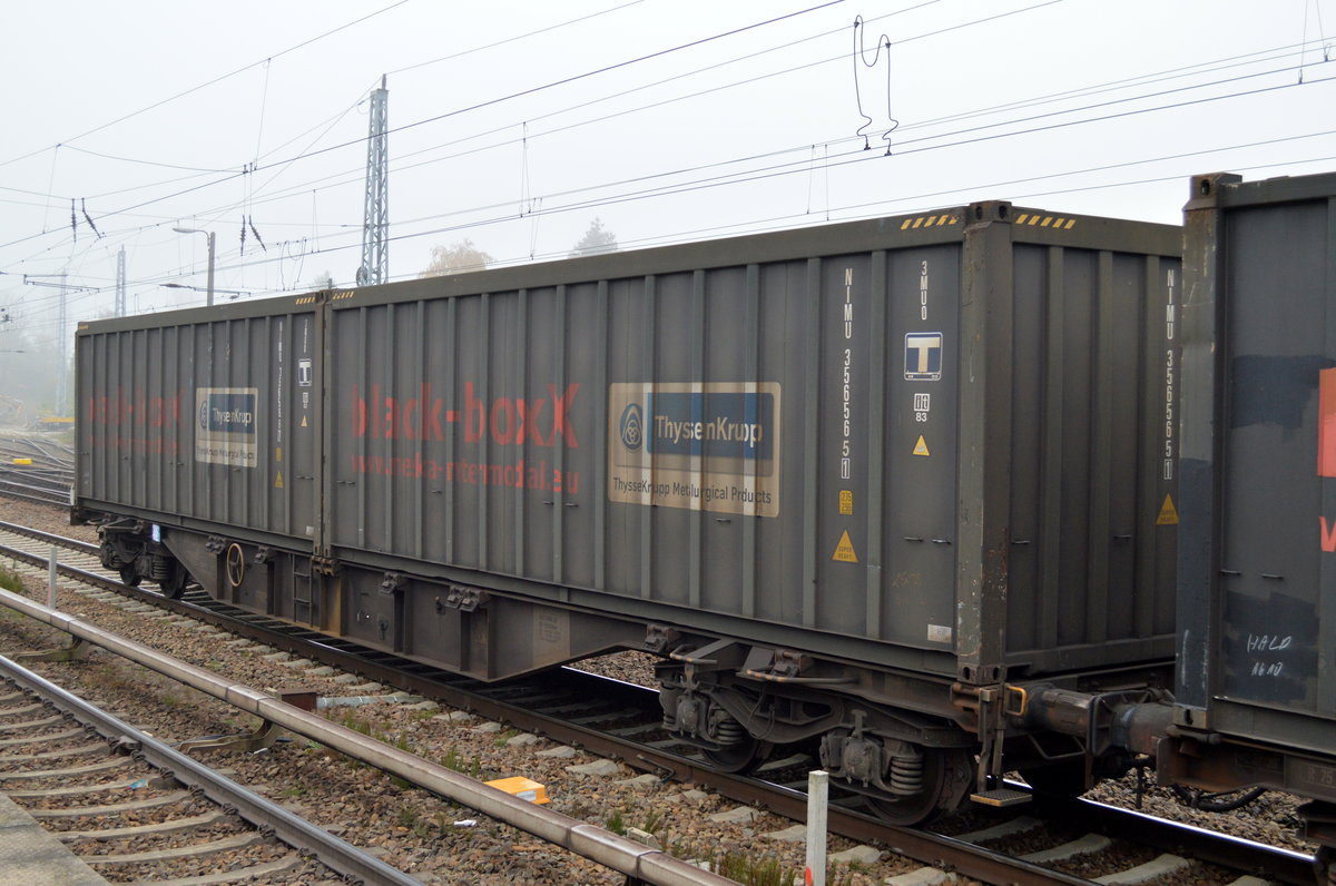 Containertragwagen vom Einsteller Ahaus Alstätter Eisenbahn Cargo AG mit der Nr. 37 RIV 80 D-AAEC 4553 185-2 Sgns7 mit zwei black-boxX Containern der Fa.neska der Fa.ThyssenKrupp (Gießerei-Koks) am 19.10.17 Berlin-Köpenick.  