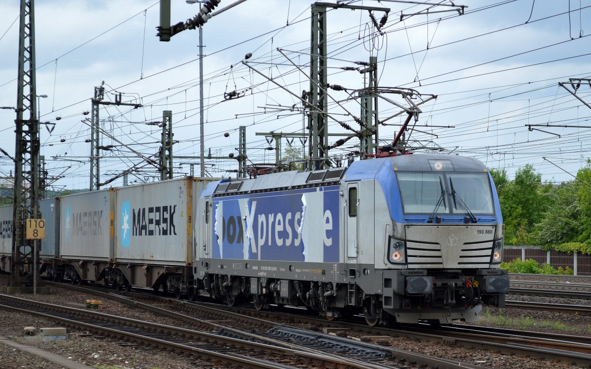 Da waren wohl Folienvandalen am Werk, die BoxXprexx Siemens Vectron 193 880 (91 80 6193 880-2 D-BOXX, Siemens Bj.2013) mit containerzug am 10.05.14 Durchfahrt Bhf. Fulda. 