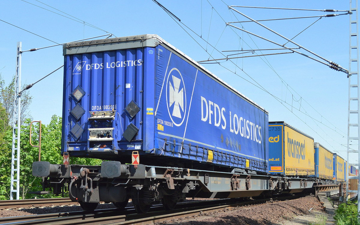 Das dänische Unternehmen Det Forenede Dampskibs-Selskab A/S (deutsch: Die Vereinigte Dampfschiffs-Gesellschaft AG), die Tochter heißt DFDS Logistics für den Straßen- und Eisenbahntransport hier mit LKW-Trailer auf Taschenwagen am 18.05.17 Berlin-Wuhlheide.  