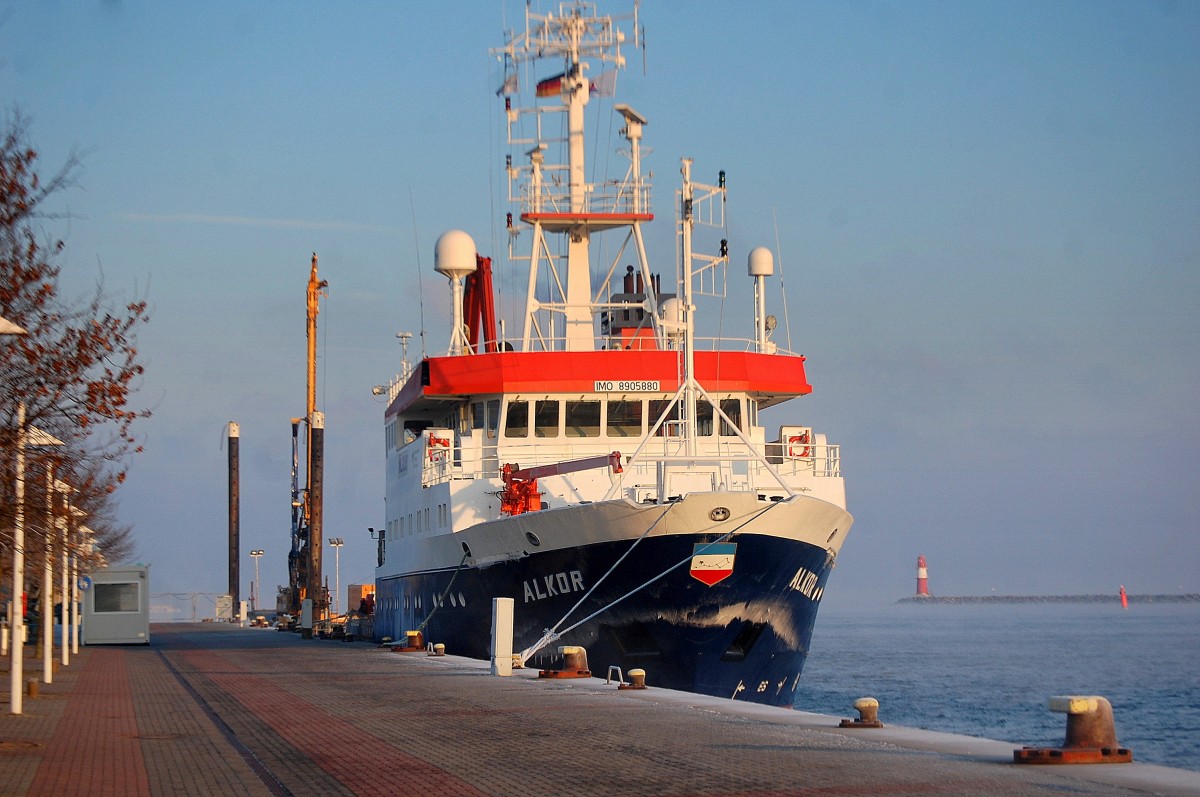 Das Mehrzweck-Forschungssschiff ALKOR ist für alle Wissenschaftszweige rund um die Meeresforschung geeignetund gehört dem IFM-GEOMAR-LEIBNIZ-INSTITUT FÜR MEERWISSENSCHAFTEN, Unversität Kiel. Es ist für die Kleine Fahrt ausgelegt, d.h. also hauptsächlich Ostsee, Kattegat+ Skagerrak und Nordsee. Es wurde in Deutschland 1990 in Dienst gestellt und ist 54,59 m lang und 12,50 m breit und in Kiel beheimatet, am 26.01.14 lag sie am Pier in Warnemünde und es erfolgte wohl ein Personalaustausch. 