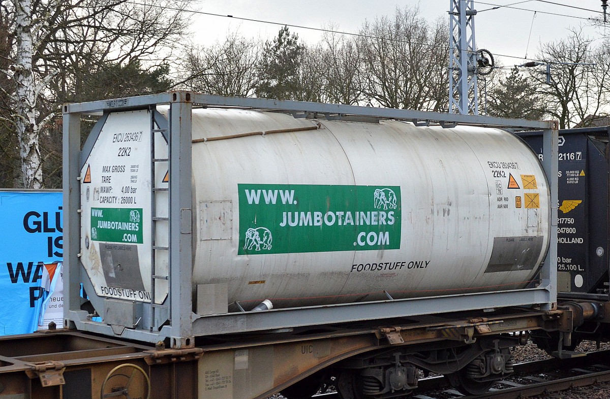 Das niederländische Intermodal Unternehmen Jumbo Tainers B. V. Shipping Container mit einem Tankcontainer für Lebensmitteltransporte am 25.02.16 Berlin-Hirschgarten.