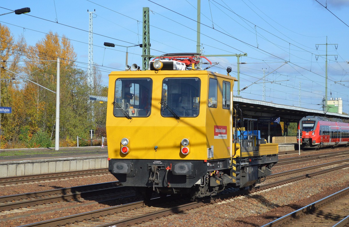 DB Bahnbau Gruppe mit einem Motorturmwagen Typ MTW 100 am 26.10.15 Bhf. Flughafen Berlin-Schönefeld.
