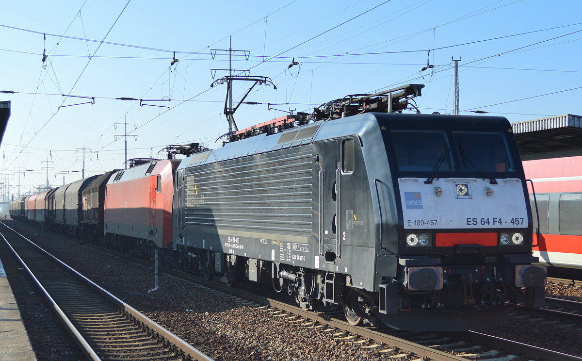 DB Cargo mit der MRCE Dispo E 189-457 mit 152 076-6 und gemischtem Güterzug am Haken am 14.02.17 Bf. Flughafen Berlin-Schönefeld.