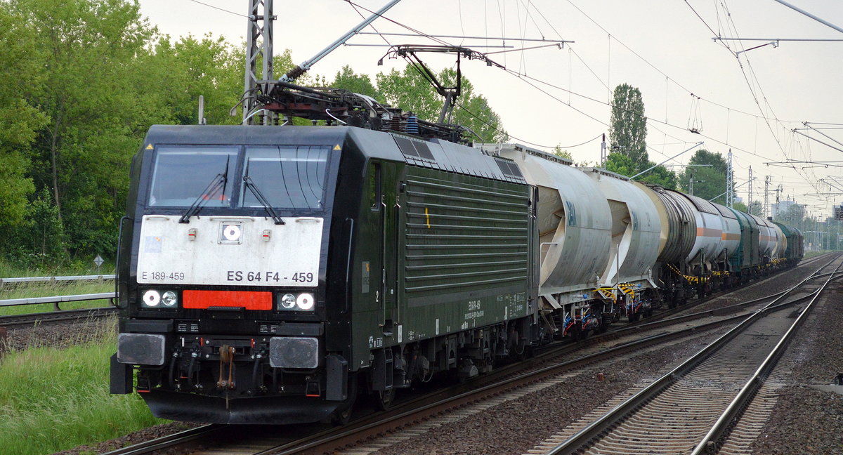 DB Cargo mit der MRCE Dispo ES 64 F4-459/189 459-1 und einem relativ kurzen gemischtem Güterzug am 30.05.17 Berlin-Hohenschönhausen. 