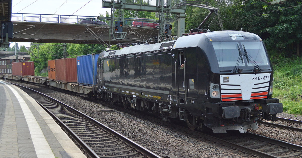 DB Cargo mit der MRCE Vectron X4 E - 871 / 193 871-1 und Containerzug am 20.06.17 Einfahrt Hambuger Hafen im Bf. Hamburg-Harburg.