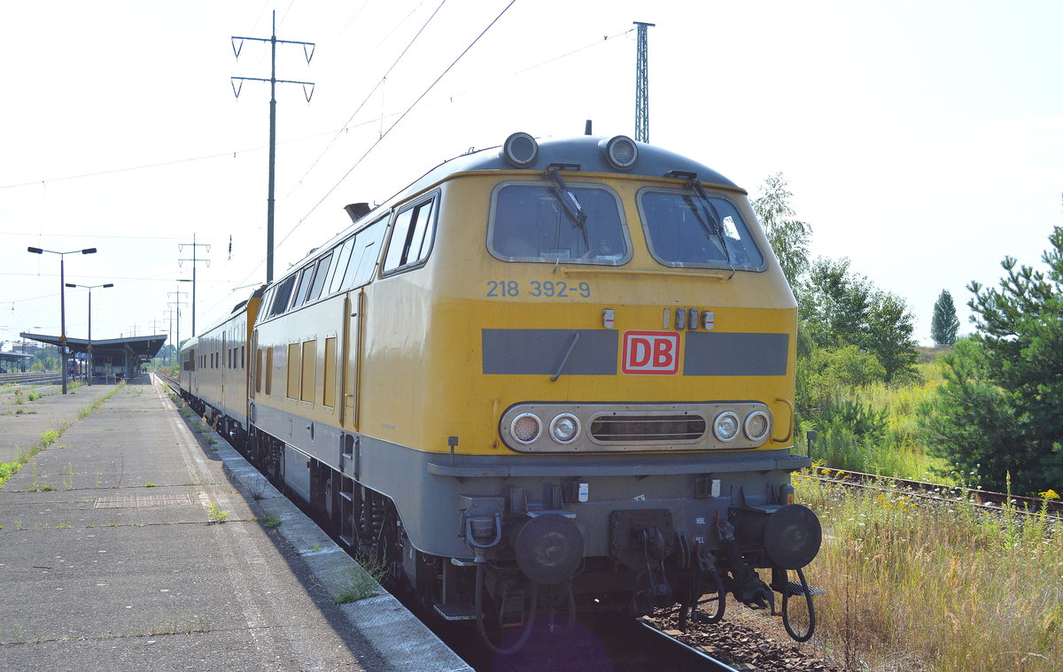 DB NETZ Instandhaltung mit dem Schienenprüfzug 1 angeschoben von 218 392-9 am 09.07.16 bei der Durchfahrt Bf. Flughafen Berlin-Schönefeld außen am Bahnsteig 