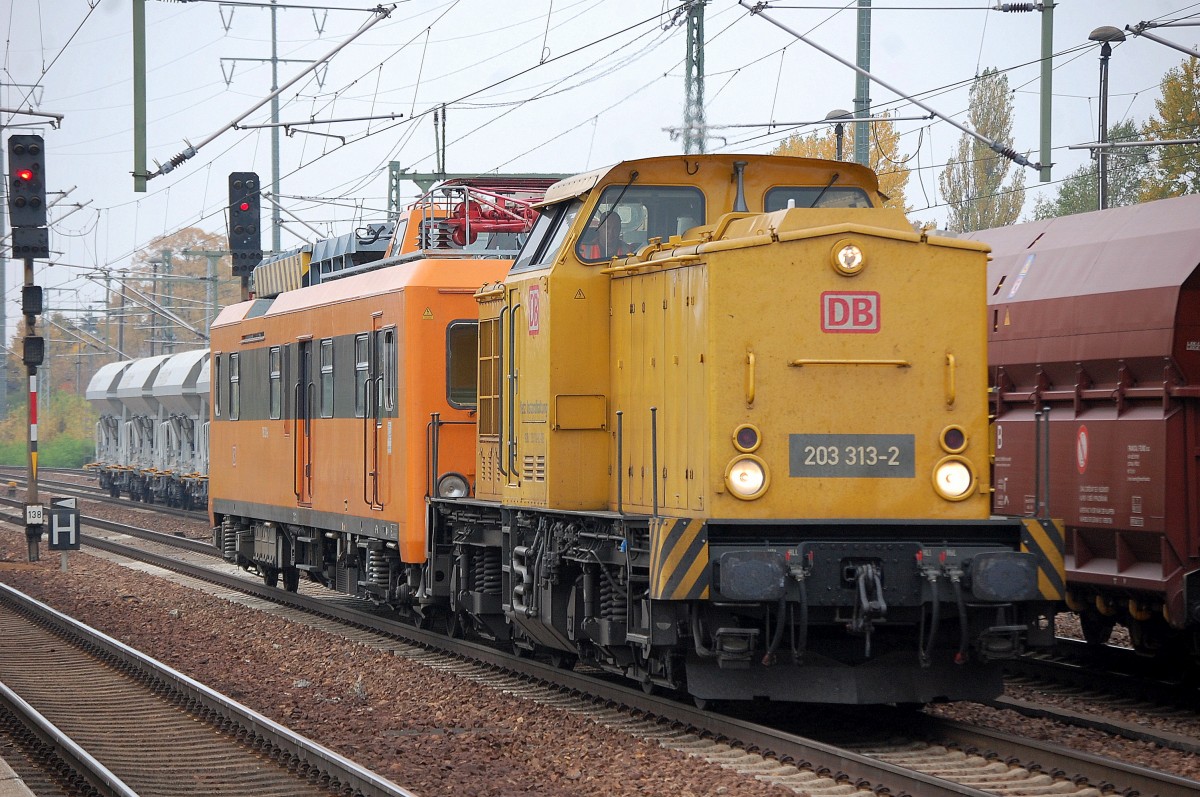 DB Netz mit 203 313-2 und ORT 708 330-6 am Haken bei der Durchfahrt im Bhf. Flughafen Berlin-Schnefeld, 09.10.13