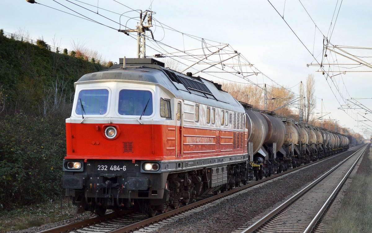 DB Schenker Rail Polska mit 232 484-6 und einem Ganzzug Knickkesselwagen (Kreideschlamm) am 03.12.15 Berlin-Hohenschönhausen.