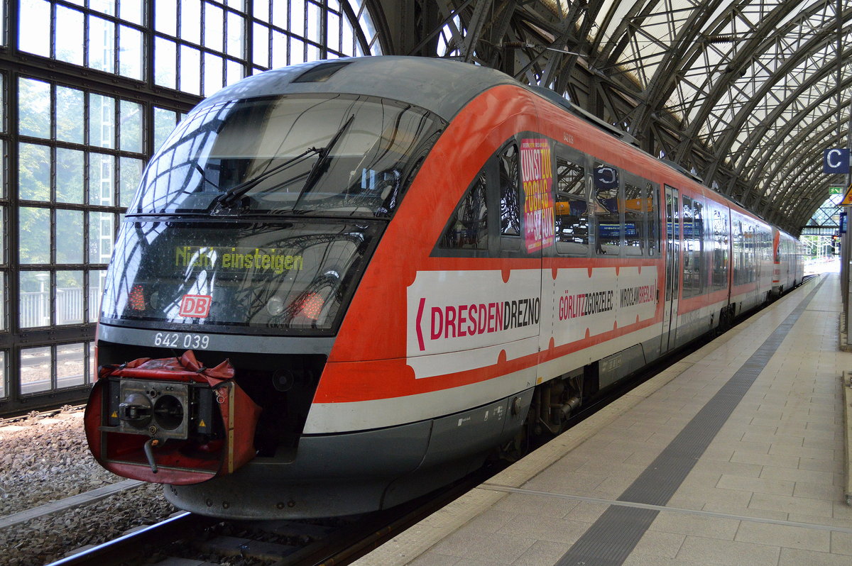Der Bahn-Regionalverkehr um Dresden herum ist im ersten Moment doch recht unübersichtlich, da es eine Vielzahl von verschiedenen Anbietern einschließlich der DB selbst gibt, hier ein DB DESIRO Doppelgespann im Dresdener Hbf. die Triebzüge hatten allerdings tschechische Werbefolien im Dresdener Hbf. also wahrscheinlich eine direkte Linie zwischen Sachsen und Tschechien mit den Triebzügen 642 039 + 642 540 am 31.07.17  