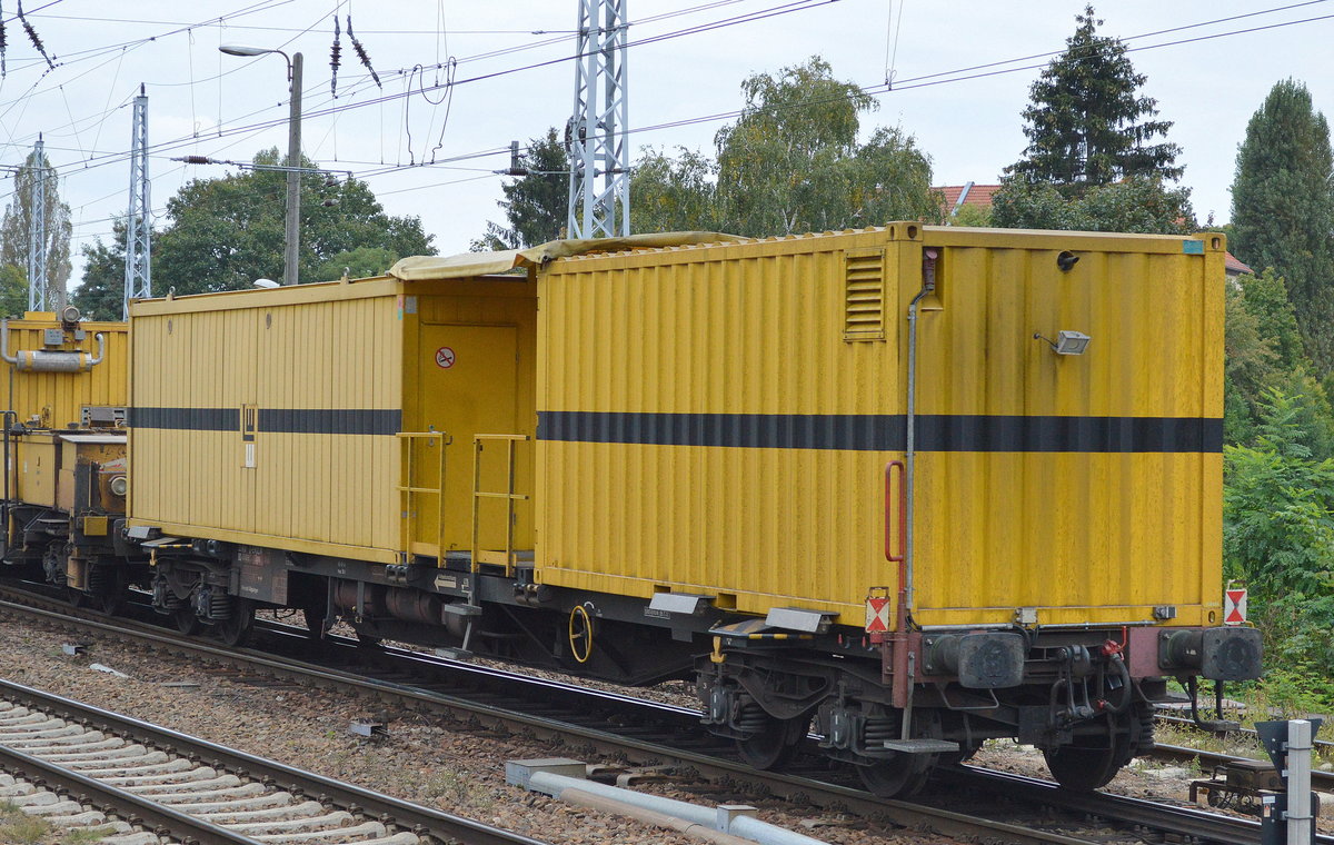Der letzte Wagen des Gleisumbauzuges  EDELWEISS  hat zwei Material- und Werkzeugcontainer als Aufbau der Fa. LWEOHARD WEISS am 23.09.17 Berlin-Köpenick.  