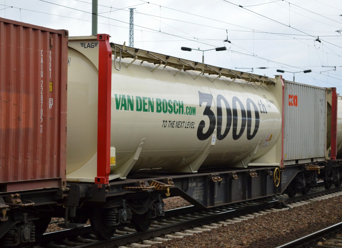 Der sah noch ganz neu und fast unbenutzt aus, der 3000 th niederländische Tankcontainer von VAN DEN BOSCH am 19.03.14 Bhf. Flughafen Berlin-Schönefeld.