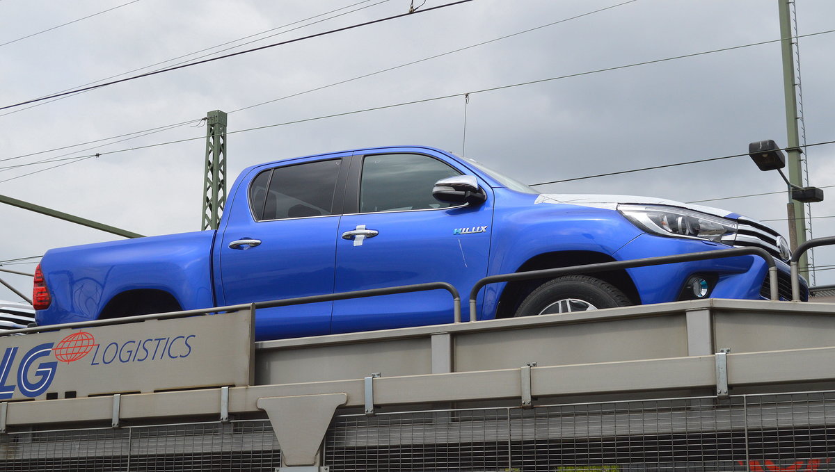 Der Toyota Hilux ist ein Pick-up des japanischen Autoherstellers Toyota, hier eine fabrikneue Version bei der Auslieferung per Bahn am 10.05.17 BF. Flughafen Berlin-Schönefeld.