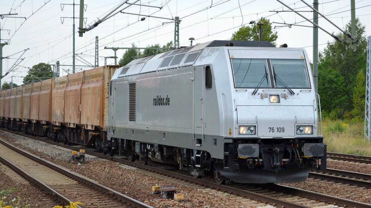 Die in Belgien zugelassene TRAXX F140 DE (92 88 0076 109-2 B-BTK) Mietlok fr Raildox unterwegs mit Holzhackschitzel-Containerzug am 07.08.14 Durchfahrt Bhf. Flughafen Berlin-Schnefeld.