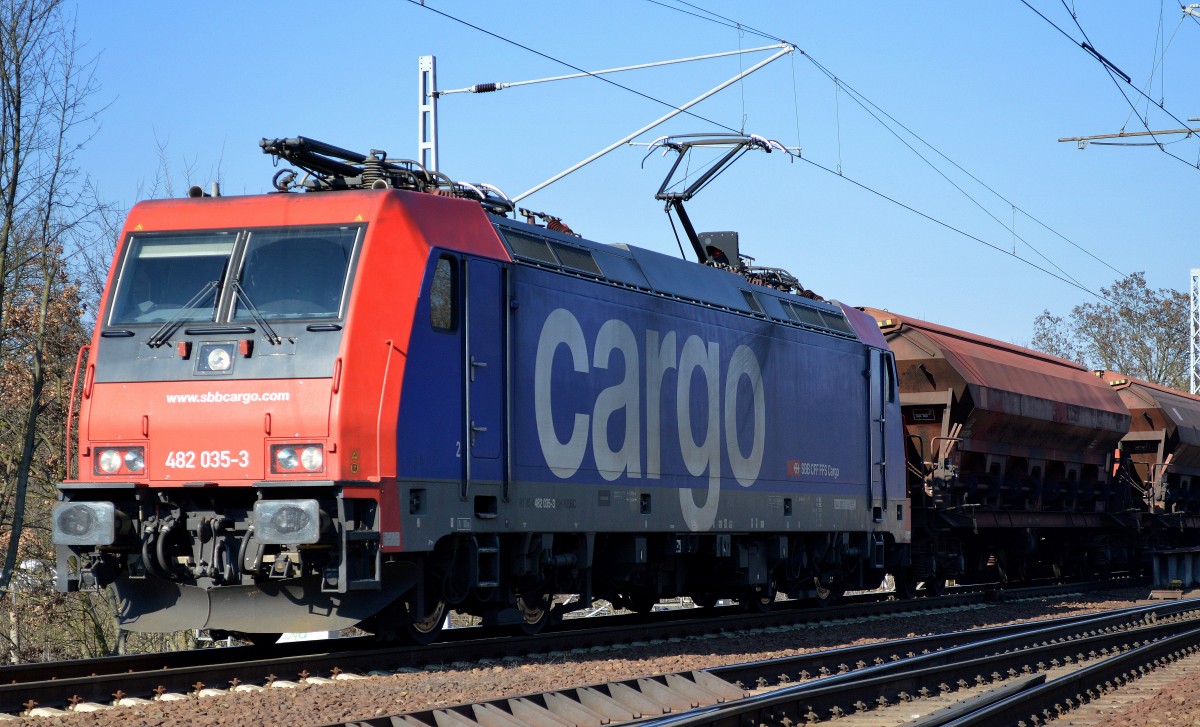 Die für Raildox tätige Re 482 035-3 mit einem Ganzzug gedeckter Schüttgutwagen im Auftrag der DB am 16.03.16 Berlin-Wuhlheide.