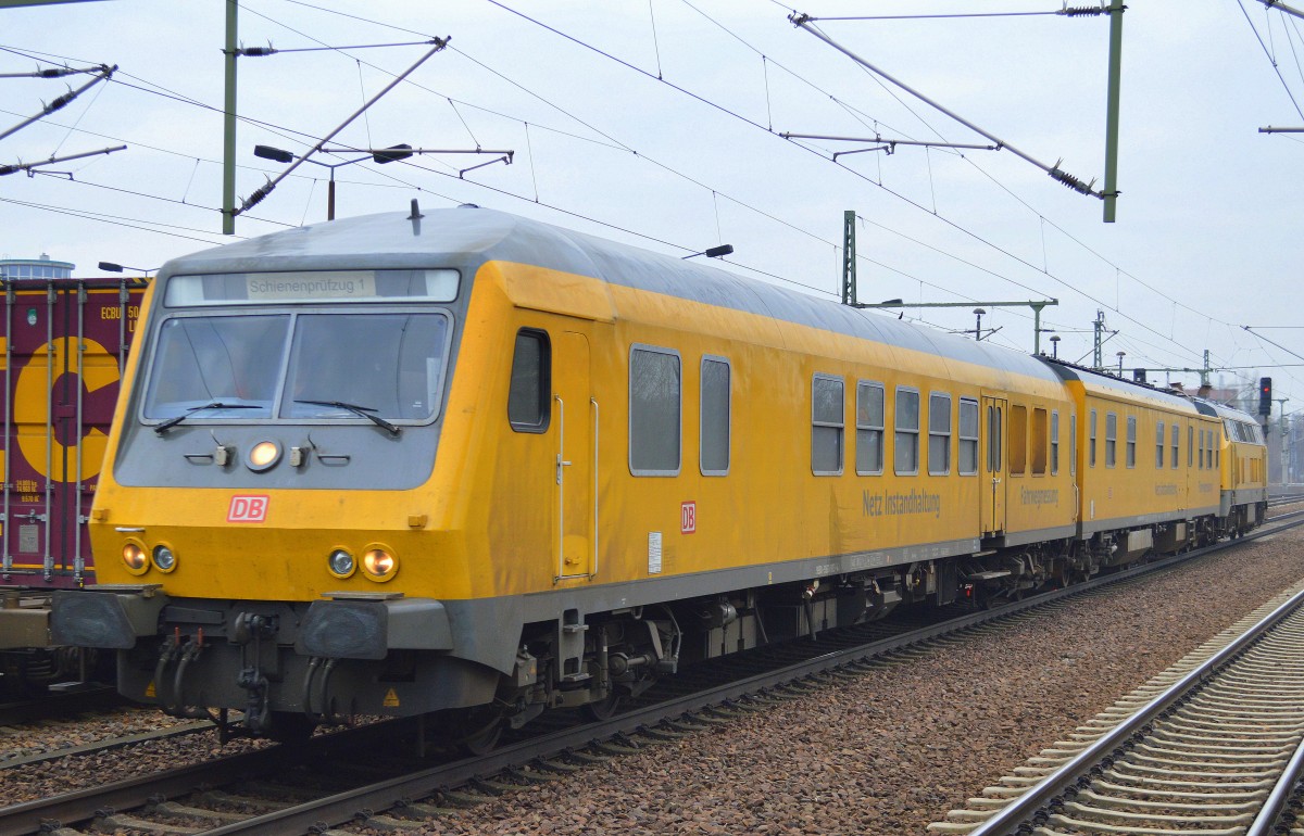 Die ganze Woche schon bei uns im Nordosten im Einsatz, der Schienenprüfzug 1 angeschoben von 218 392-9 der DB Netz Instandhaltung am 18.02.16 Durchfahrt Bhf. Flughafen Berlin-Schönefeld.