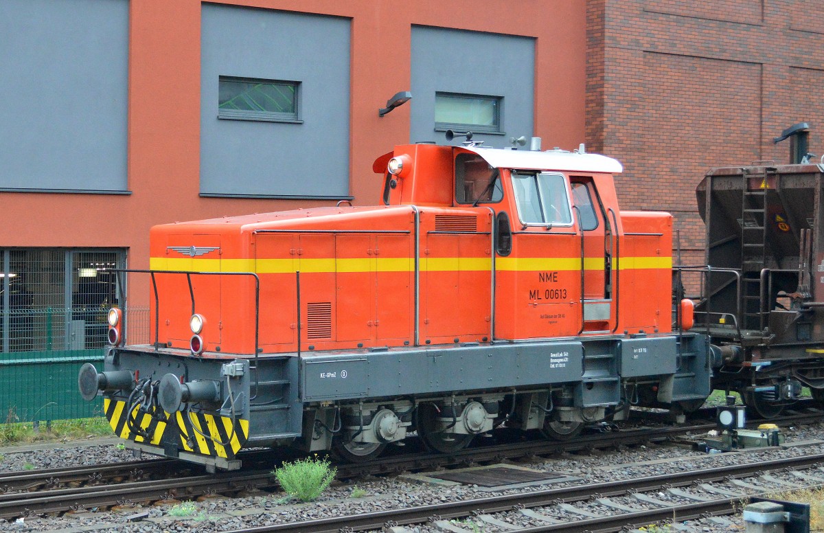Die kleine Diesellok NME ML 00613 bringt einige DB Schüttgutwagen zum Gbf. Berlin-Neukölln, 17.09.15 S-Bhf. Berlin-Hermannstr.