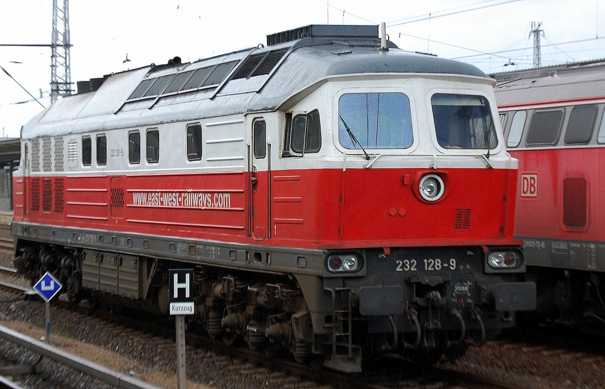 Die Ludmilla von East-West Railways 232 128-9 war am Rande des Bhf. Berlin-Lichtenberg (Nldnerplatz) Lokabstellplatz abgestellt und fhrt nun zur Bereitstellung am 14.08.13 durch den Bhf. Berlin-Lichtenberg.
