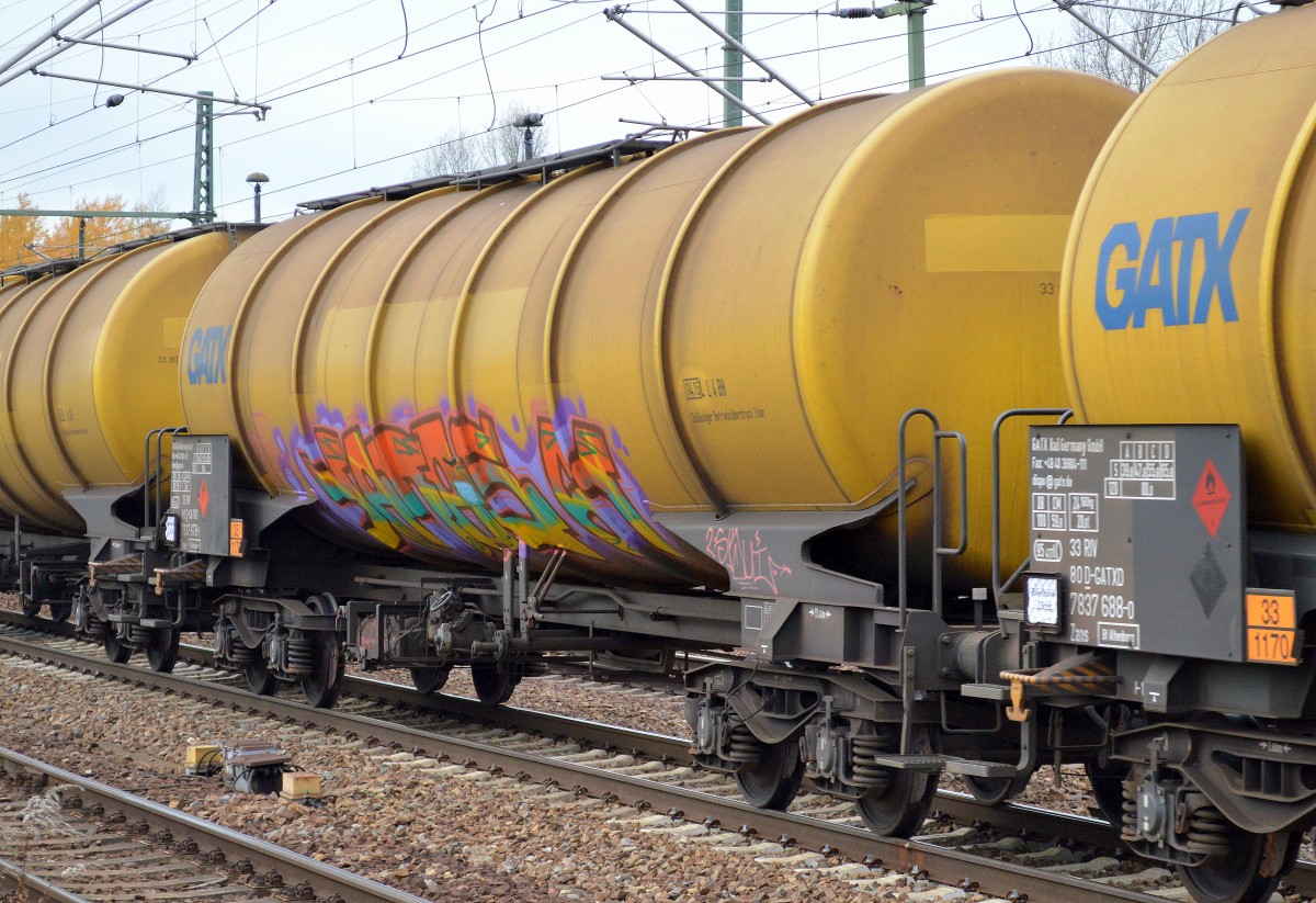Die meisten Graffiti an Güterwagen sind häufig nicht besonders ansprechend, hier ein ganz gelungenes an einem gelben Kesselwagen  am 04.11.14 gesichtet Bhf. Flughafen Berlin-Schönefeld.