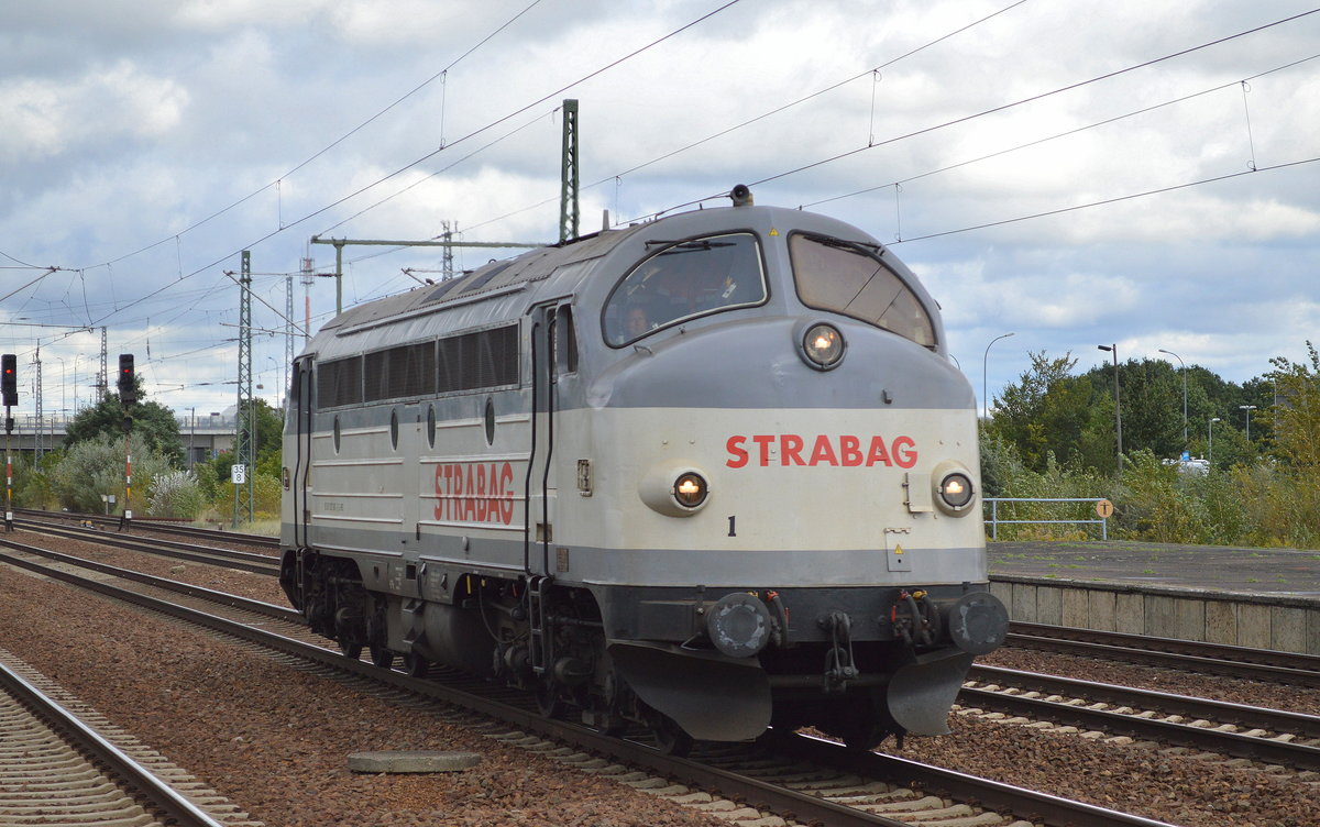 Die optische Fremdschäm-Lok, die STRABAG NOHAB 227 007-2 am 14.09.17 bei der Durchfahrt BF. Flughafen Berlin-Schönefeld. 