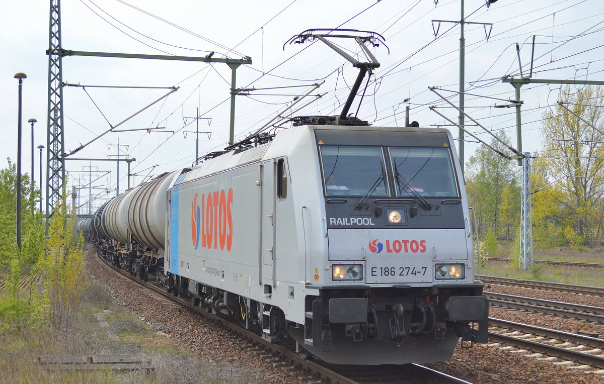 Die polnische Lotos Kolej Sp. z o.o mit der Railpool-Lok E 186 274-5 und Kesselwagenzug am 21.04.17 BF. Flughafen Berlin-Schönefeld.