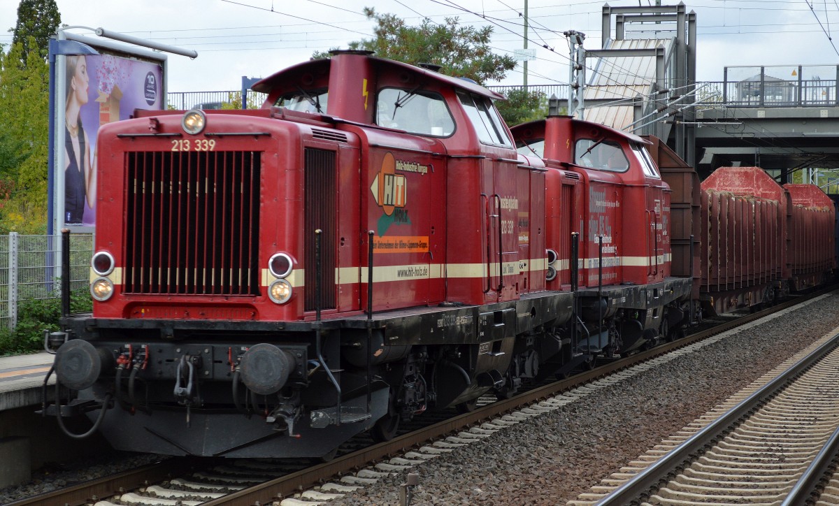 Die Rennsteigbahn mit ihrer Doppeltraktion 213 339-5 + 213 334-6 mit einem Güterzug Stammholz am 23.09.15 Berlin-Hohenschönhausen.