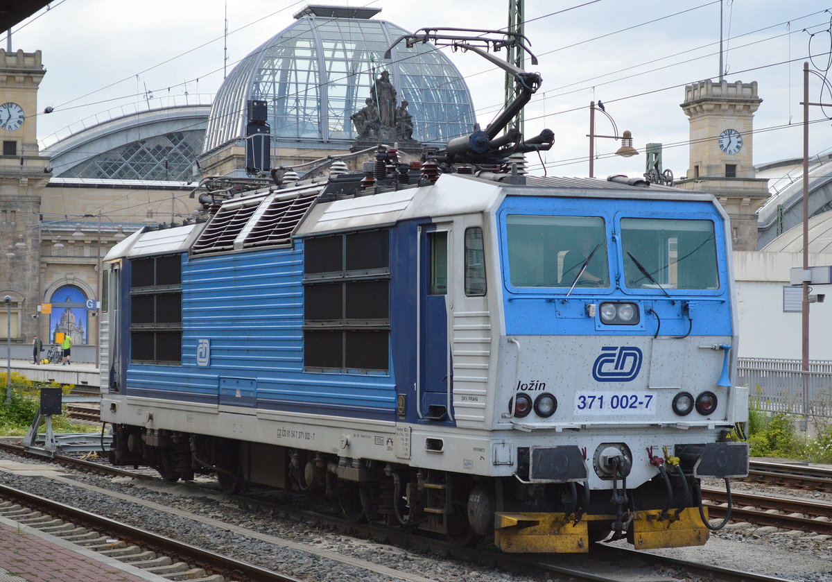 Die tschechische 371 002-7 abgestellt in Bereitschaft zur Übernahme des EC zurück nach Prag am 31.07.17 Dresden Hbf.