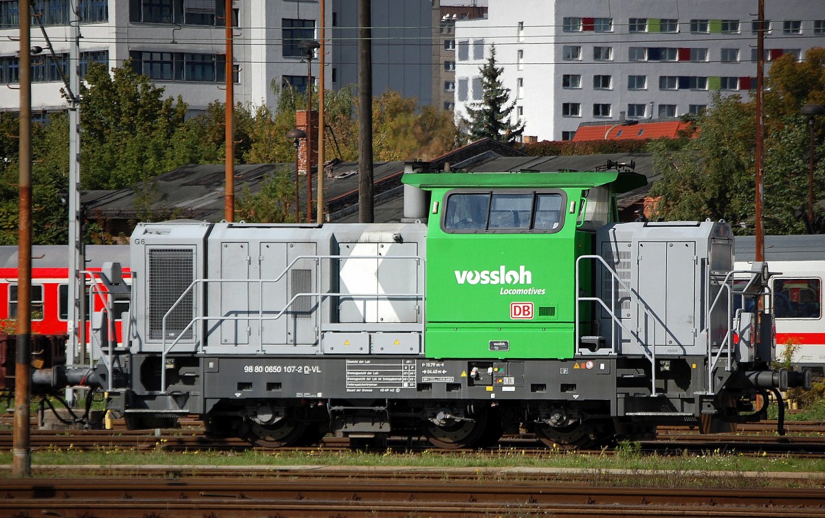 Die Vossloh G6 (650 107-2) der DB rangiert einen Schutzwagen vor einen DB Talent 2 Triebzug anscheinend fr eine geplante berfhrung, 28.09.13 Bhf. Berlin-Lichtenberg.