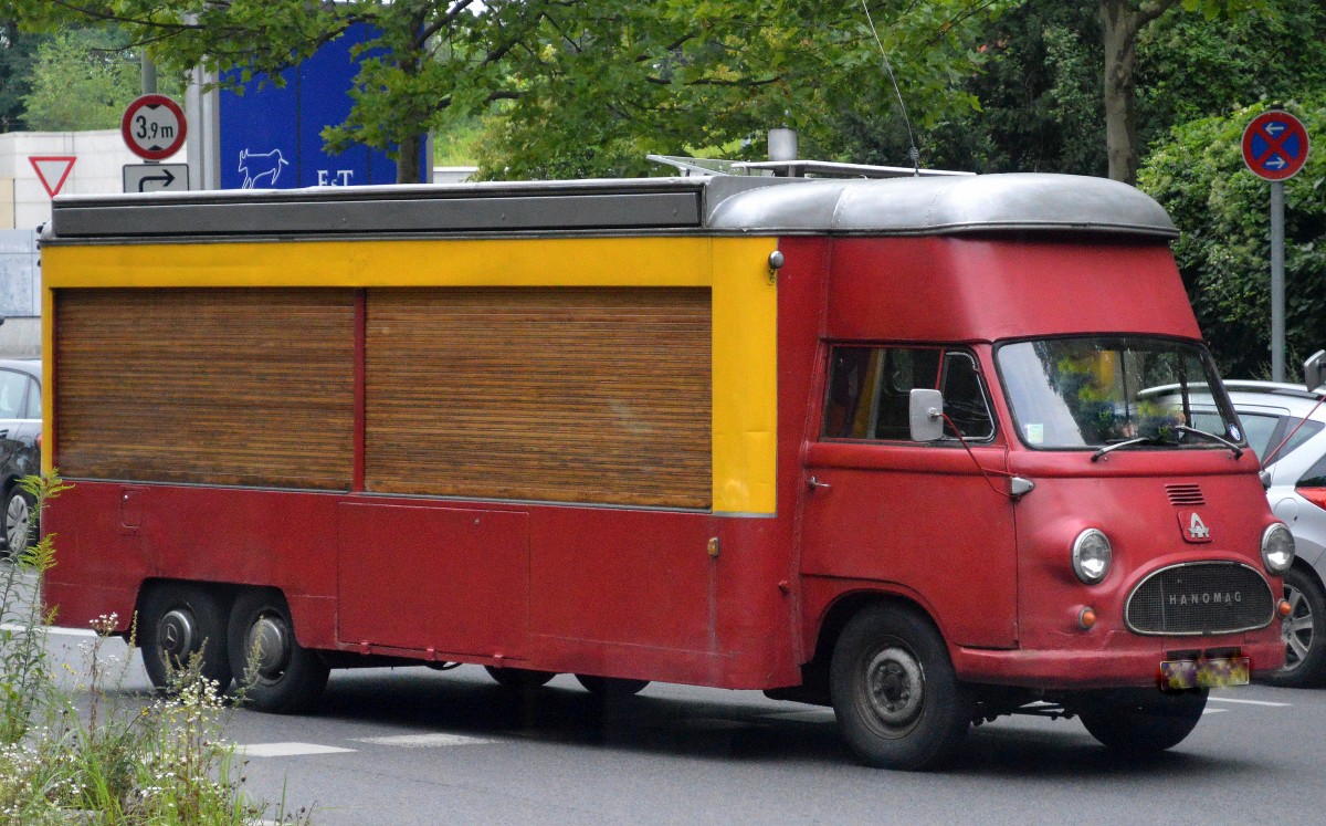 Diese Vehikel, möglicherweise ein ehemaliger Imbiß- oder Verkaufswagen, ein HANOMAG Kurier wie er ab Ende der 50ér in Deutschland auf den Markt kam, jetzt privat wohl eher als Wohnmobil noch in Gebrauch wie es aussah, 28.07.14 Berlin-Pankow. 