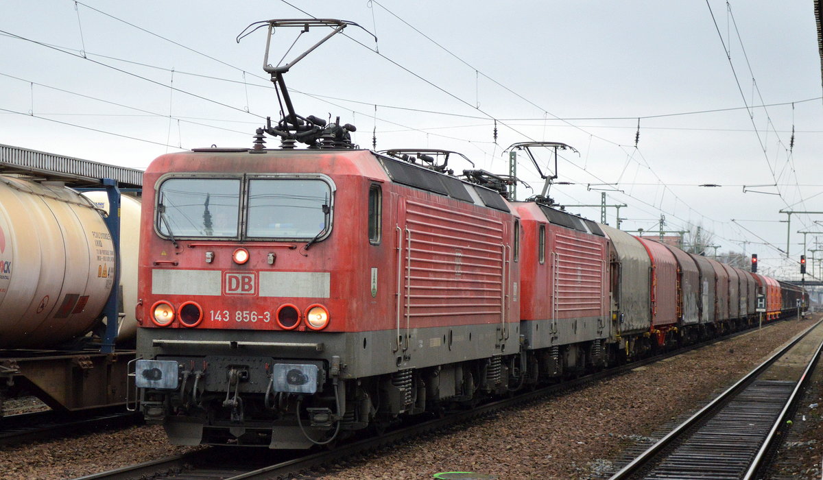 Doppeltraktion 143 856-3 + 143 348-1 mit gemischtem Güterzug am 03.02.18 Bf. Flughafen Berlin-Schönefeld.