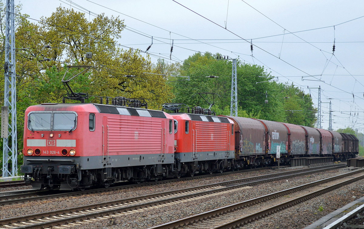 Doppeltraktion 143 926-4 + 143 597-3 mit Güterzug für Coiltransporte am 05.05.17 Berlin-Grünau.
