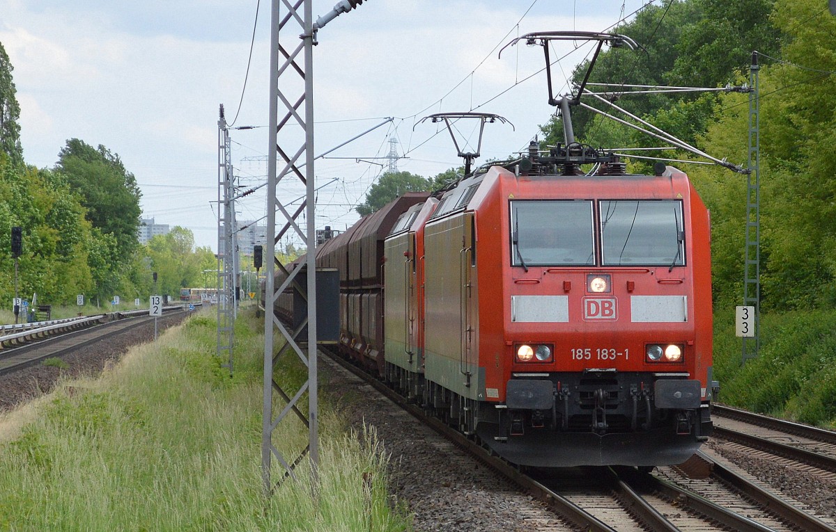 Doppeltraktion 185 183-1 + 185 148-4 mit Ganzzug Schüttgutwagen für Erztransporte am 03.06.15 Durchfahrt Bhf. Berlin-Hohenschönhausen.