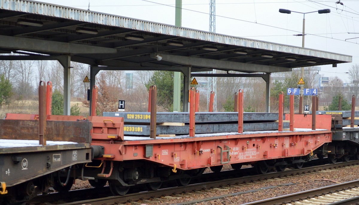 Drehgestell-Flachwagen der DB mit der Nr. 31 RIV 80 D-DB 4852 686-3 Samms 489 mit Stahlbrammen beladen am 02.02.15 Bhf. Flughafen Berlin-Schönefeld.