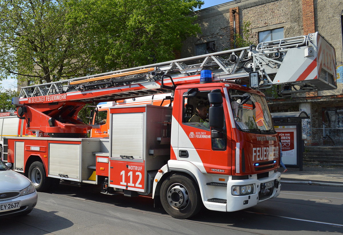 Drehleiterfahrzeug der Berliner Feuerwehr auf IVECO Magirus 160E30 Fahrgestell als  Typ DLK 23/12 CS beim Großbrand Berlin-Lichtenberg, Hertzbergsr. am 11.05.16 
