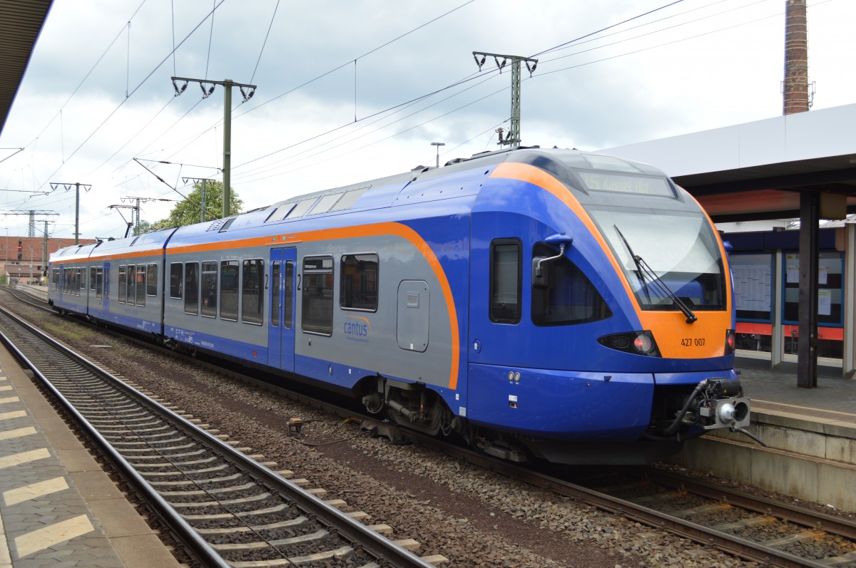 Dreiteiliger Stadler FLIRT 427 007/827 007/427 507 (Stadler Bj.2006) von cantus als R5 nach Kassel am 03.05.14 Bhf. Fulda.