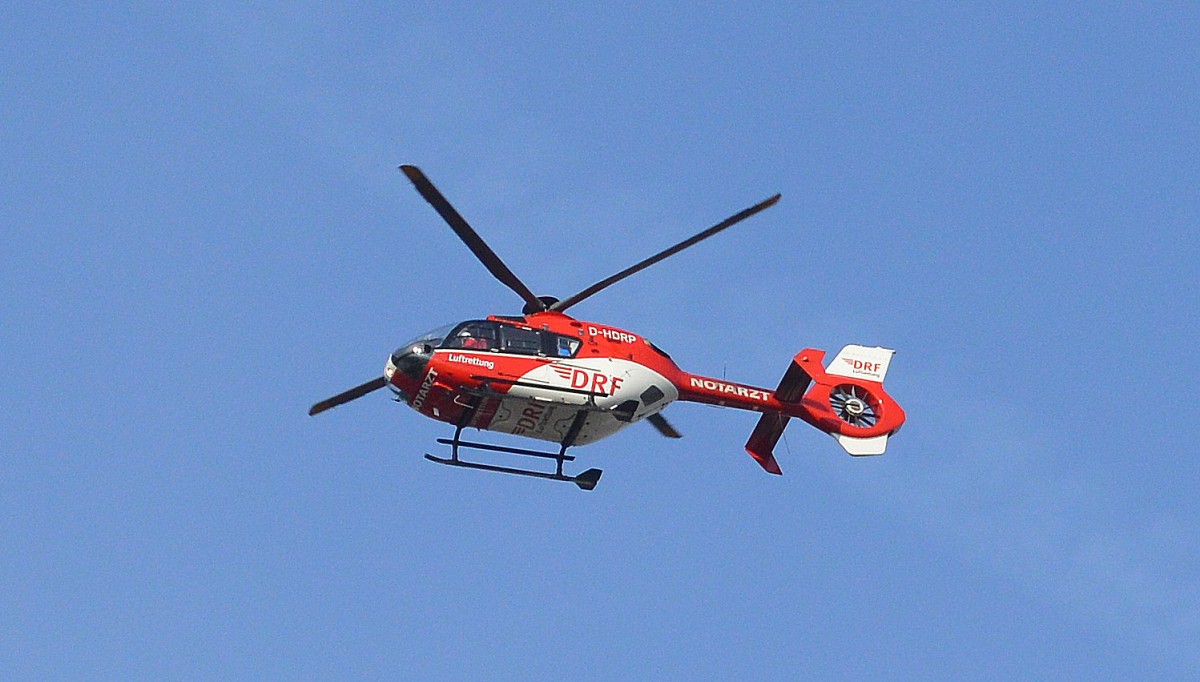 DRF Rettungshubschrauber Christoph 49 (D-HDRP), ein Eurocopter EC 135 P2i am 20.03.15 über Berlin Moabit.