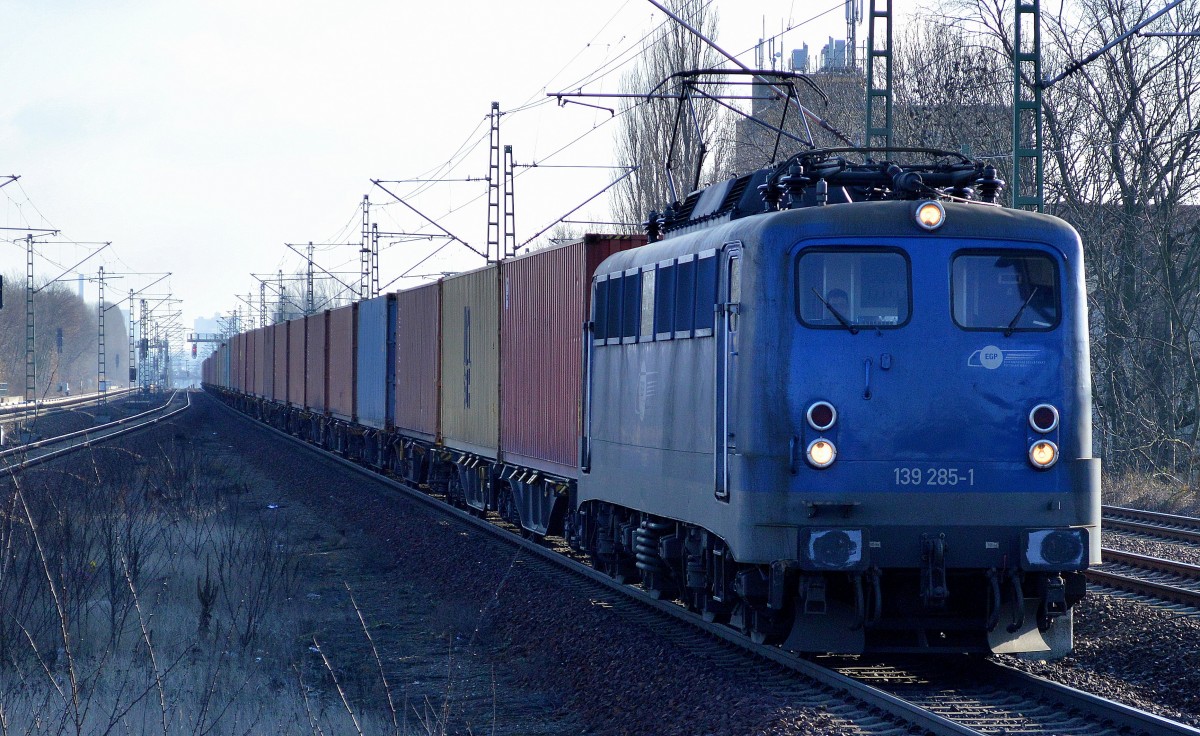 EGP 189 285-1 (91 80 6139 285-1 D-EGP, Krauss-Maffei Bj.1963) hat heute Vormittag den Containerzug am Berliner Westhafen übernommen und ist hier bei der Durchfahrt Bahnhof Berlin-Jungfernheide Richtung Spandau, 04.03.15