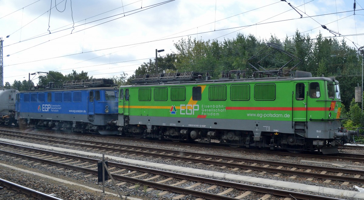 EGP Doppeltraktion mit 142 103-1 + 142 042-1 steht mit Leerzug Zementstaubwagen abfahrbereit am Zementwerk Berlin Greifswalder Str. Richtung Deuna am 20.08.14