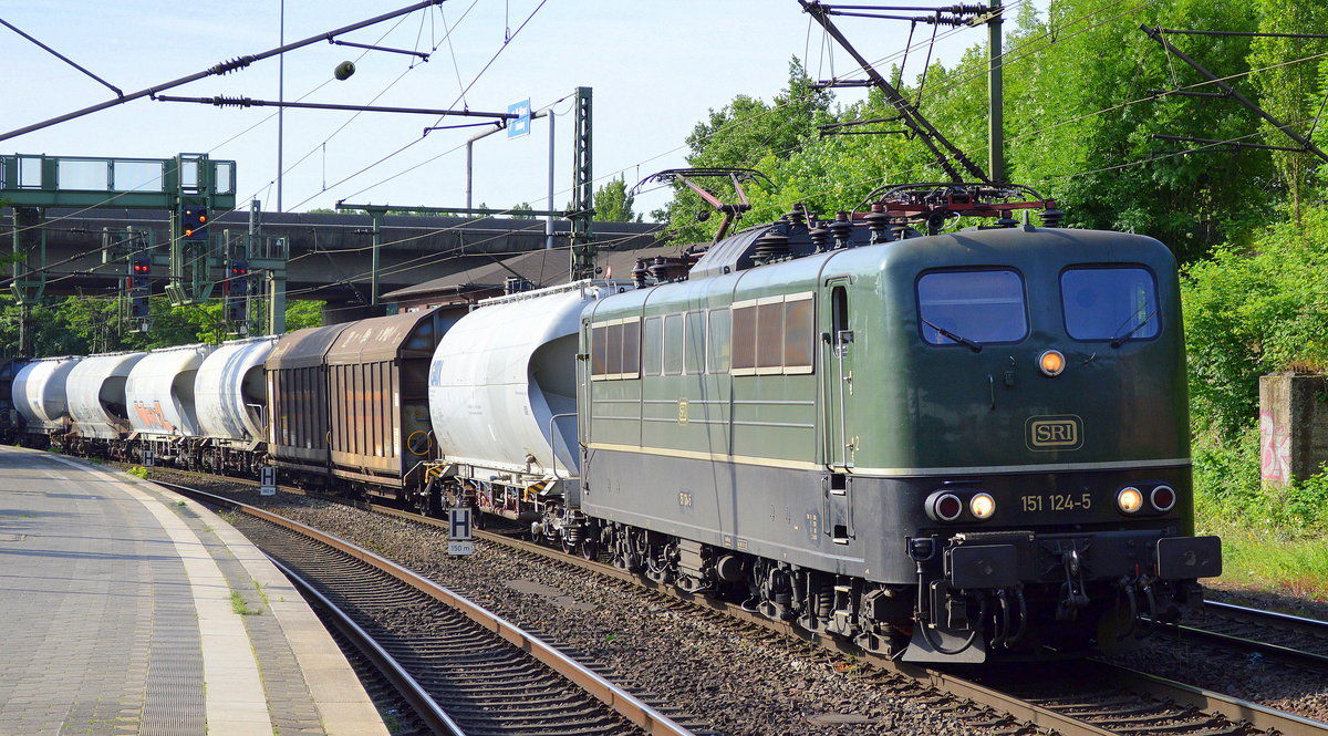 EGP/SRI 151 124-5 mit einem Güterzug für Zement-Staubprodukte am 20.06.17 Durchfahrt Bf. Hamburg-Hafen.