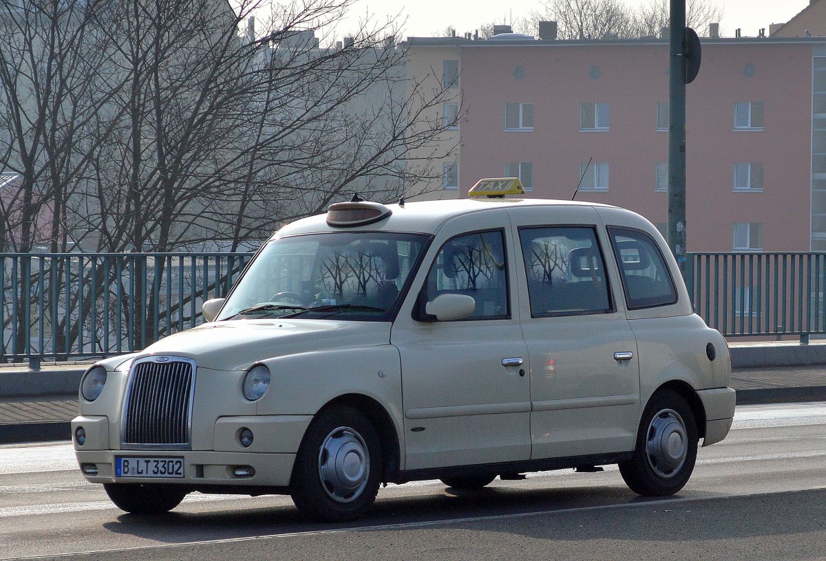 Eigentlich schade das man in Berlin nur so wenige davon sieht, das britische Modell von LTI der TX1 als Berliner Taxi am 10.03.15 Berlin-Putlitzbrücke.