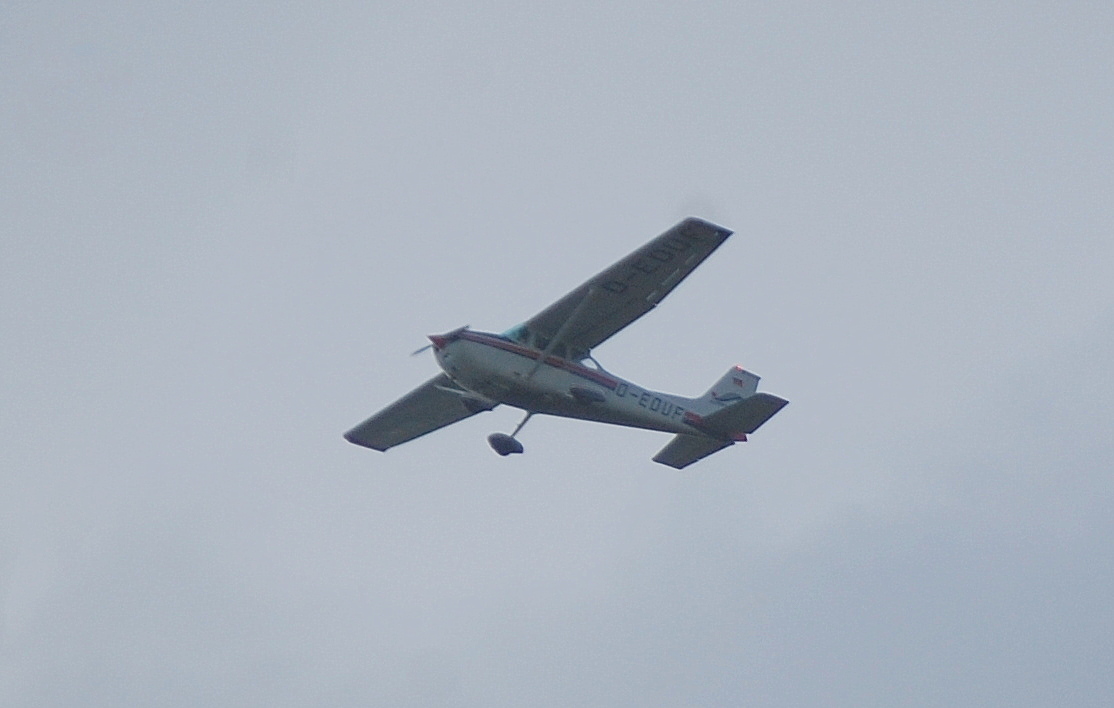 Ein Charterflugzeug der Fa. Airship Air Service GmbH, ein Leichtflugzeug vom Typ Cessna 172N Skyhawk (D-EDUF) am 21.09.13 ber Berlin-Schnefeld.