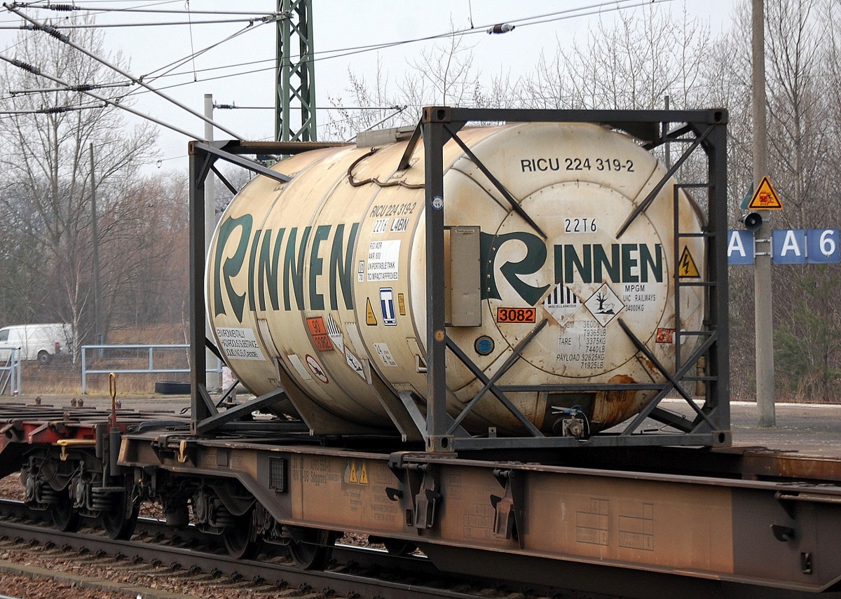 Ein deutsche Firma und großer europäischer Logistiker, die Fa. RINNEN GmbH & Co.KG mit einem Tankcontaier, lt. UN-Nr. für den Transport eines flüssigen umweltgefährdenden Stoffes am 04.03.14 Bhf. Flughafen Berlin-Schönfeld. 