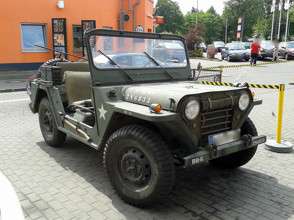 Ein Ford M151 MUTT, das Nachfolgemodell des berühmten Jeep Willys aus dem Zweiten Weltkrieg des US Militärs ab Mitte der 60ér Jahre ans Militär ausgeliefert bis zur Mitte der 70ér, hier ein Privatbesitz befindliches Fahrzeug in Berlin Weißensee am 16.06.14