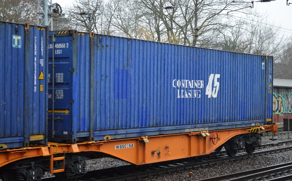 Ein großer blauer 45ér Container der Conatiner Leasing Group aus dem Vereinigtes Königreich
Großbritannien und Nordirland mit der Aufschrift CONTAINER LEASING 45 am 31.01.18 Berlin-Hirschgarten.