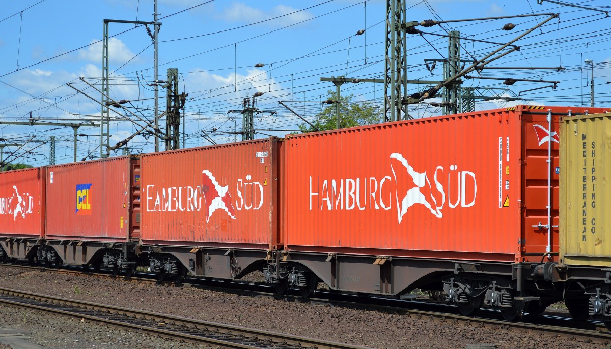 Ein großes deutsches Unternehmen im Bereich Containerlogistik mit eigenen Schiffen und Liniendienst, die Hamburg-Süd-Group (Hamburg-Südamerikanische Dampfschifffahrts-Gesellschaft KG) mit ihren Containern am 16.05.14 Bhf. Fulda. 