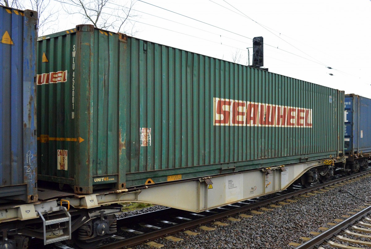 Ein irischer SEAWHEEL Container am 18.12.15 Berlin-Hohenschönhausen.